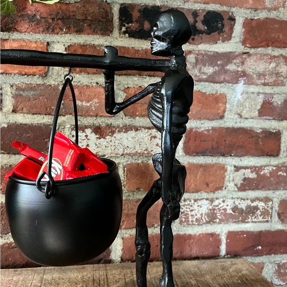 Martha Stewart skeleton with cauldron great for Halloween and trick-or-treaters - Picture 3 of 12